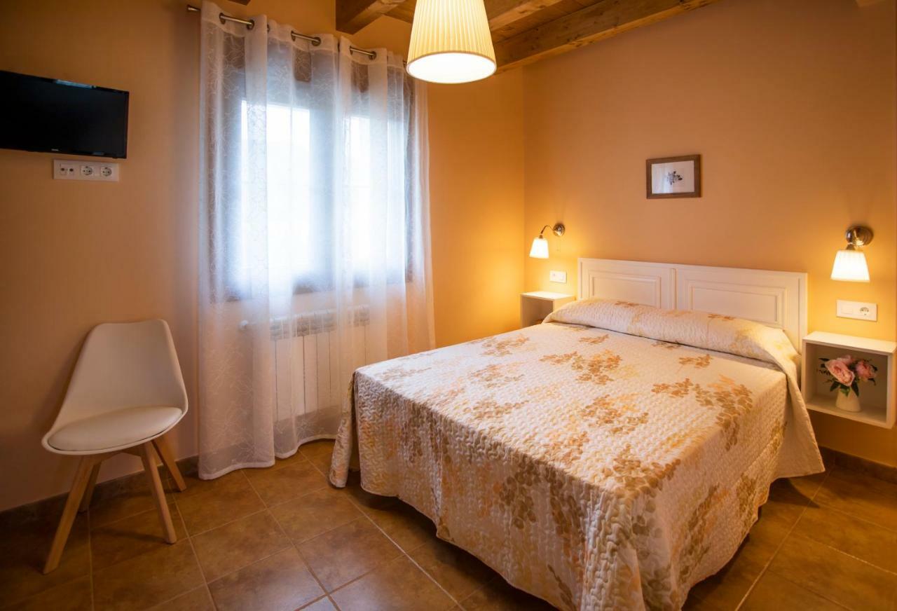 El Campo Mateo Apartamentos Onís Esterno foto